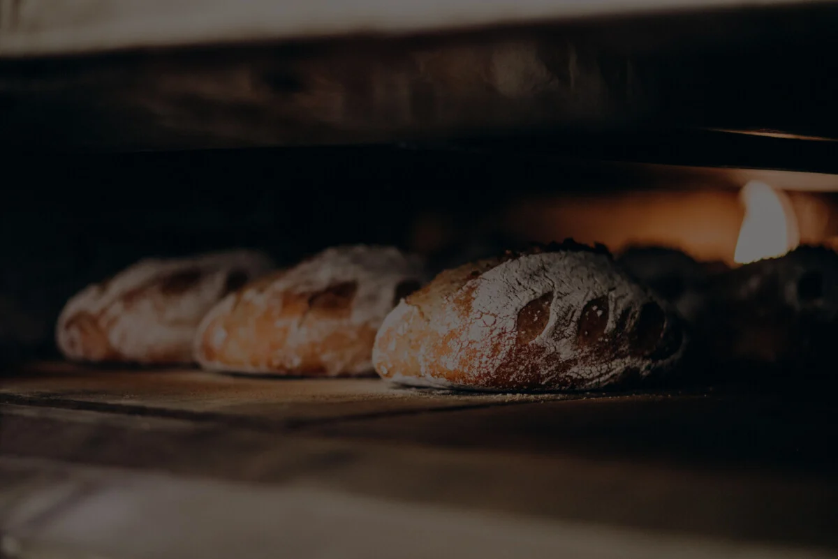 filoni di pane che stanno uscendo dal forno