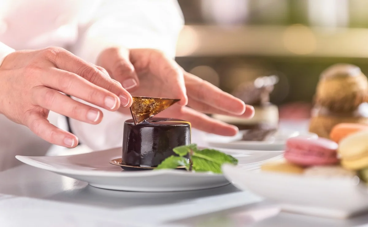 decorazione monoporzione cioccolato dettaglio su mani docente