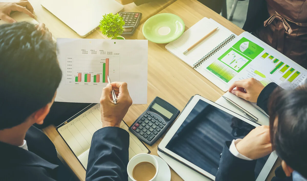 impiegati che analizzano grafico sull'efficenza energetica