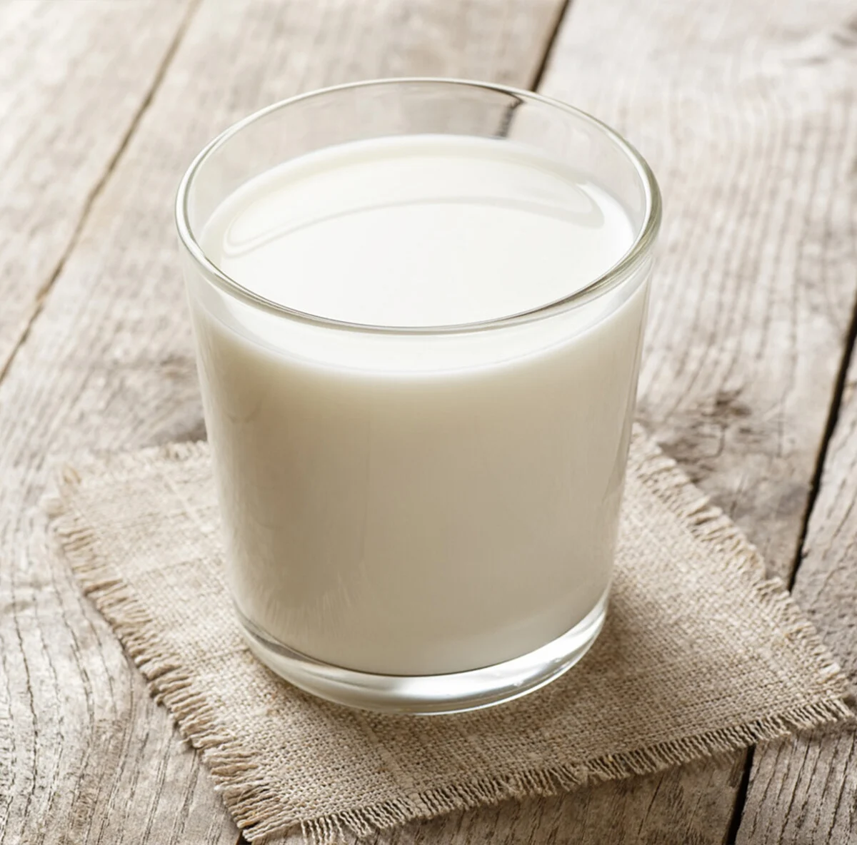 bicchiere di bevanda vegetale alternativa al latte