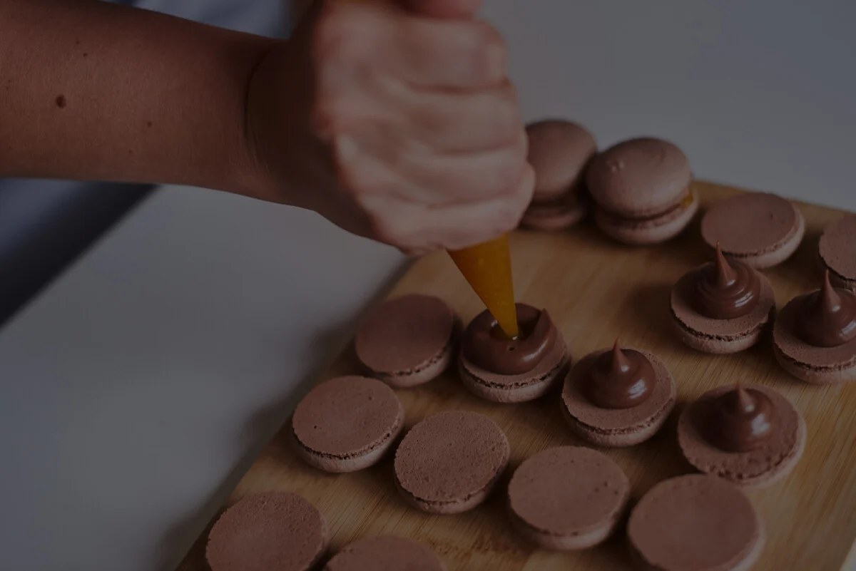 sac a poche che farcisce macaron con crema alla nocciola