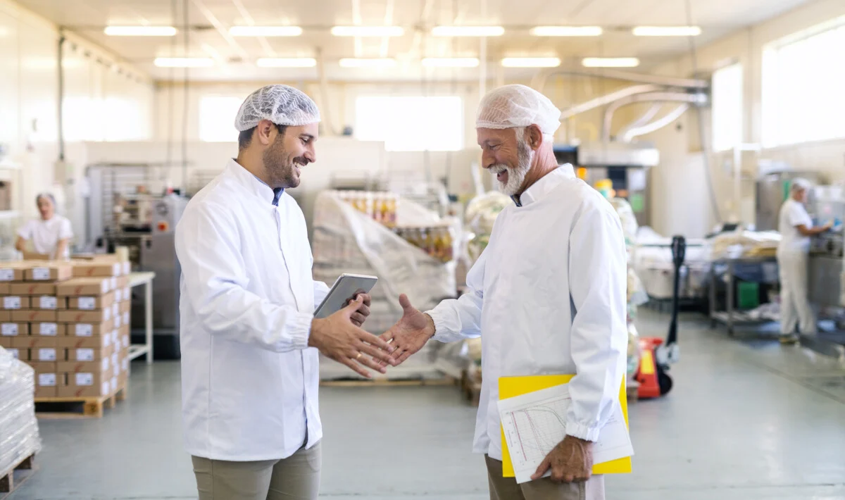 impiegati che si stringono la mano sorridendo