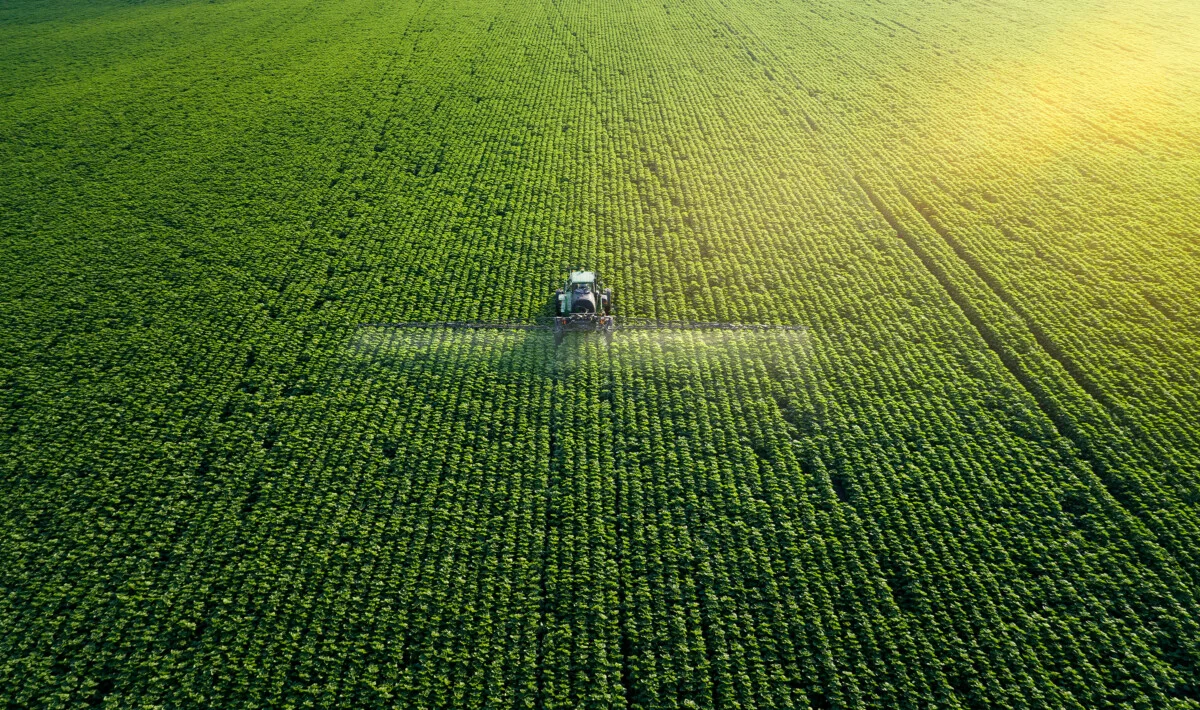 trattore su campo coltivato verde