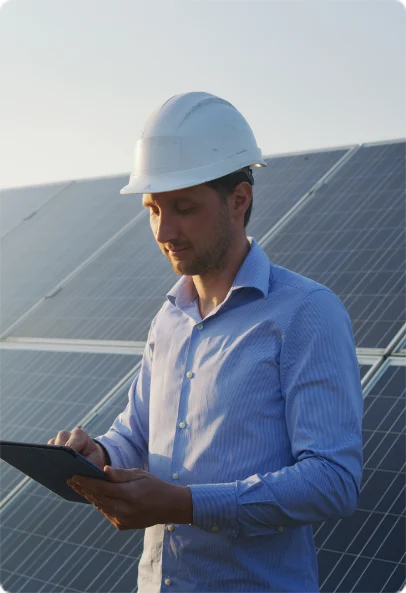 impiegato pannelli fotovoltaici