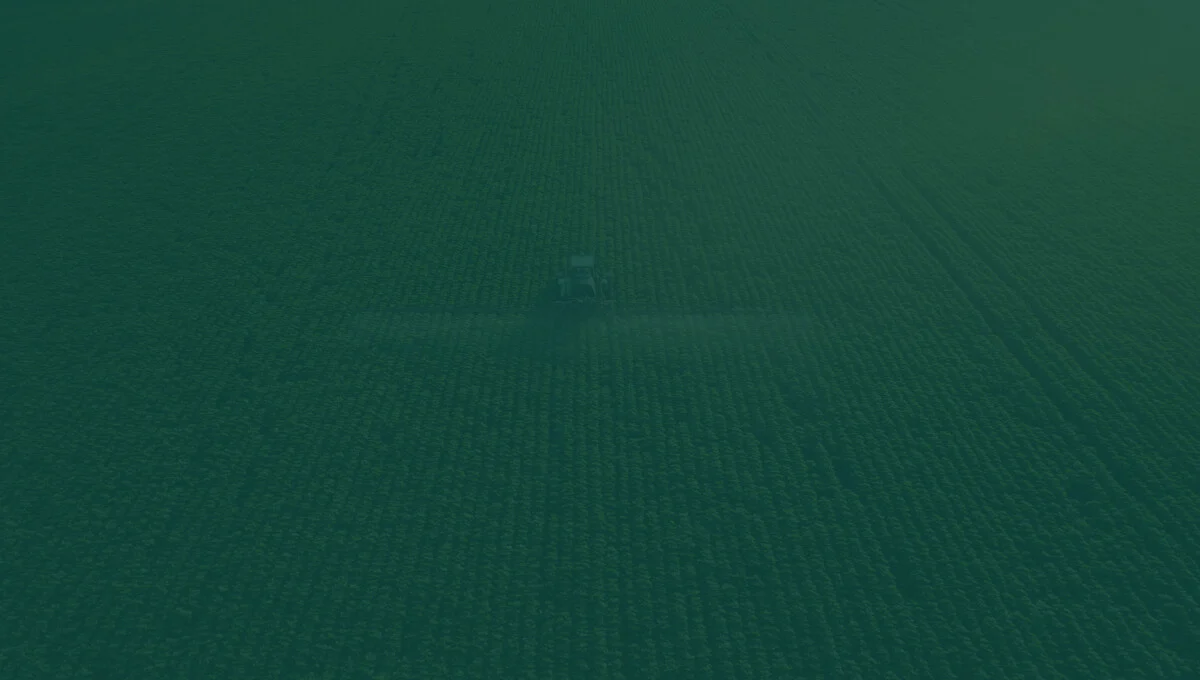 trattore che irriga un campo