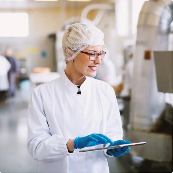 impiegato sorridente R&D in camice