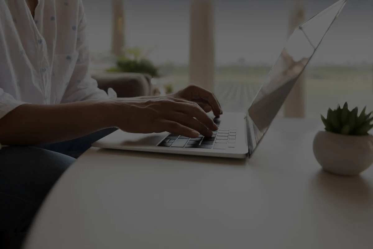 impiegato al alvoro su laptop in ufficio